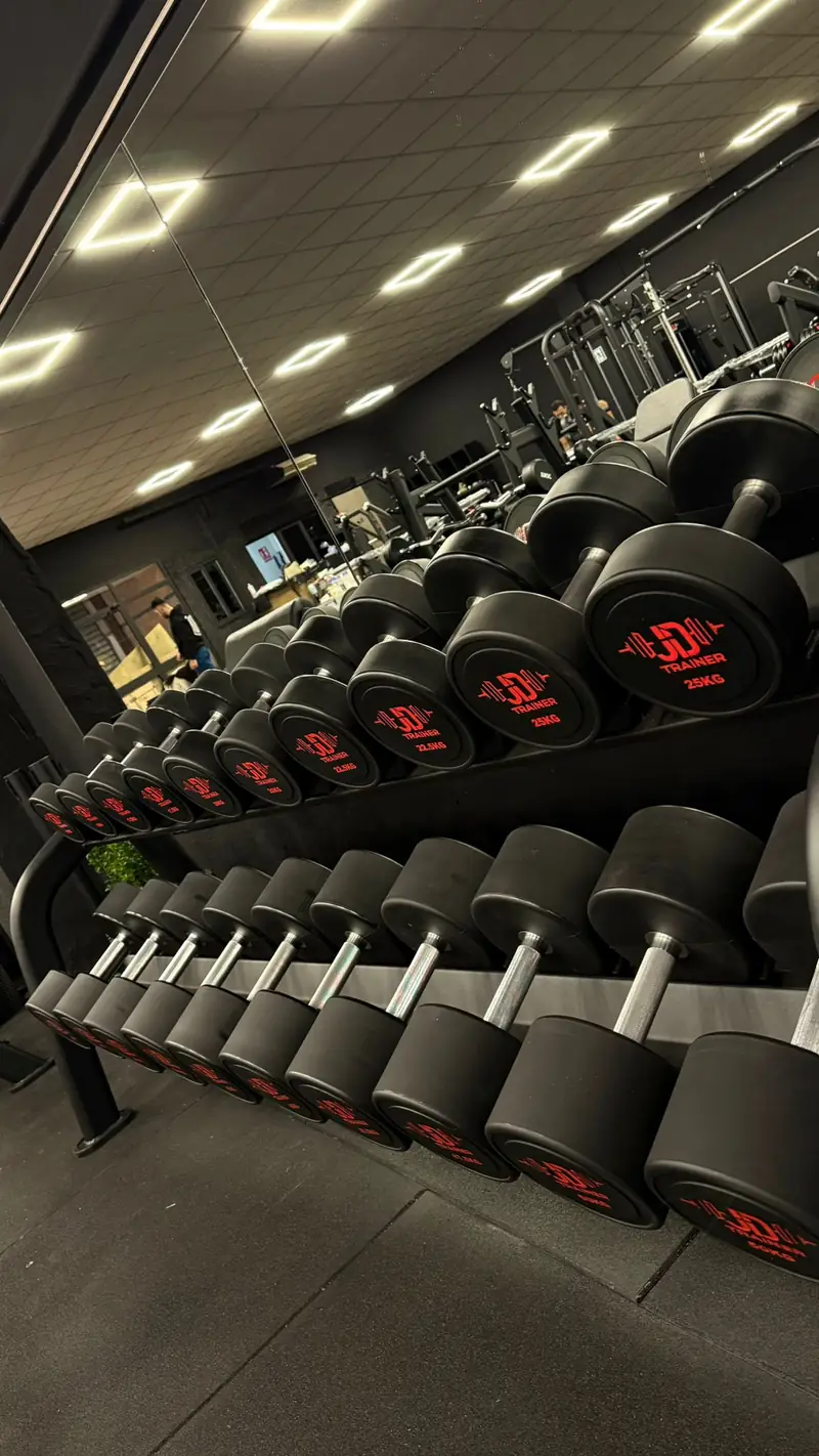 Rack de mancuernas con el logo de JD Trainer grabado